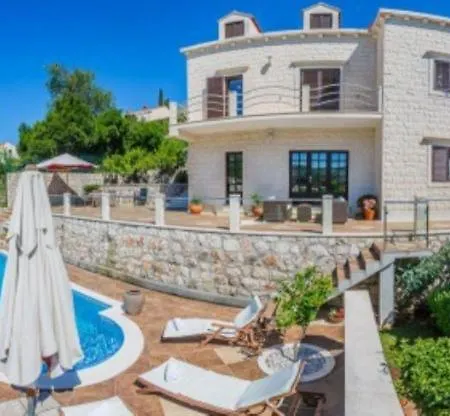 Petra, * Ντουμπρόβνικ